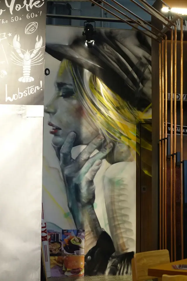 外籍藝術畫家為店子添上兩幅 feature wall!