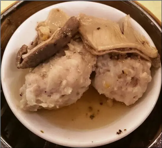 有落黑椒碎蒸既豬肚燒賣咬落去超香同多汁