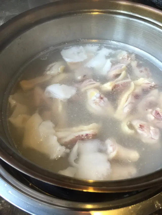 椰子水作湯底,既滋潤又清熱,不愠燥,可解暑解燥之餘,又可補益脾胃。