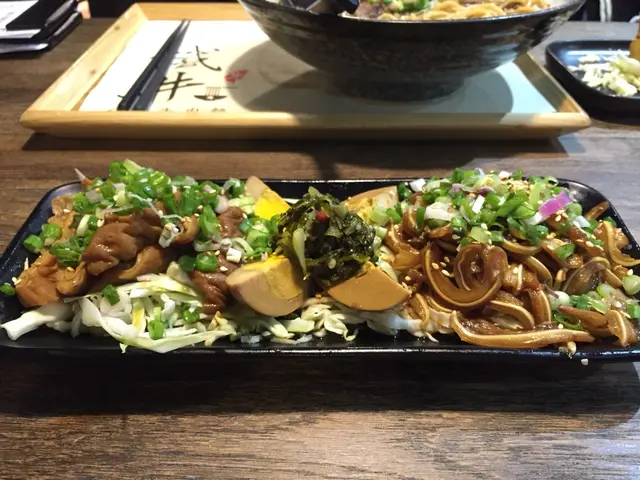 包括左滷水蛋,豬爽耳同埋大腸,超正,食唔停口!!