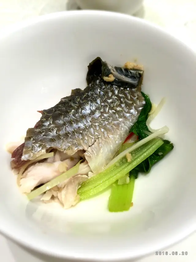 烏魚上有更多薑蔥及紅椒一來可辟去腥味,二來帶出鮮味