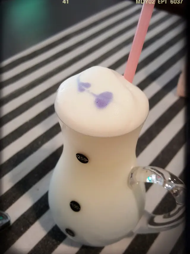 Blue Butterfly Pea Vanilla Milk（$38/單點；跟餐免費）