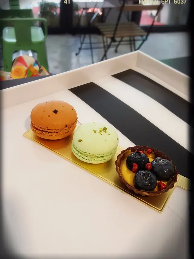 浪漫色彩（四味馬卡龍）及花樣年華（粉紅胡椒粒配芒果芝士鮮果朱古力殼）