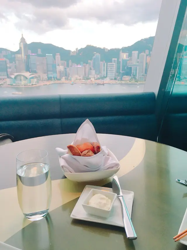 餐包配酸芝士醬