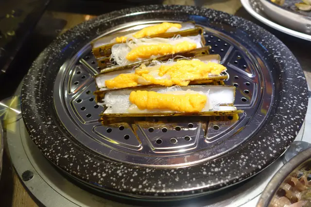 共有 8隻蟶子皇，我們建議店員分兩轉蒸吧！