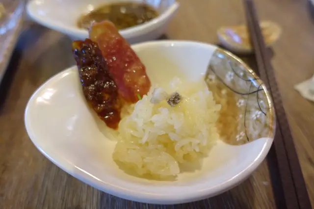 飯粒吸收鮑魚精華及臘腸的油份，啖啖油潤滋味！