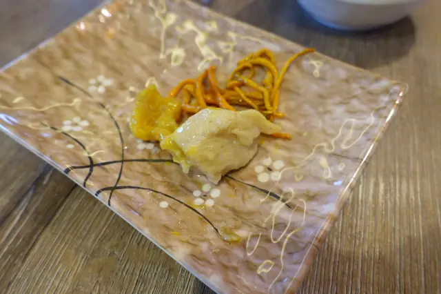 幸好肉質尚算嫩滑！蟲草花蒸雞半隻蟲草花吸收雞汁精華香口惹味起來，變得口感柔軟！