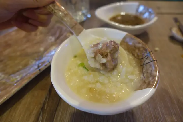 吸收海鮮精華，粥底味道鮮味十足，與別不同！