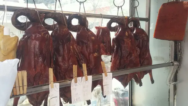 斬燒鵝的檔位掛了五六隻燒鵝。