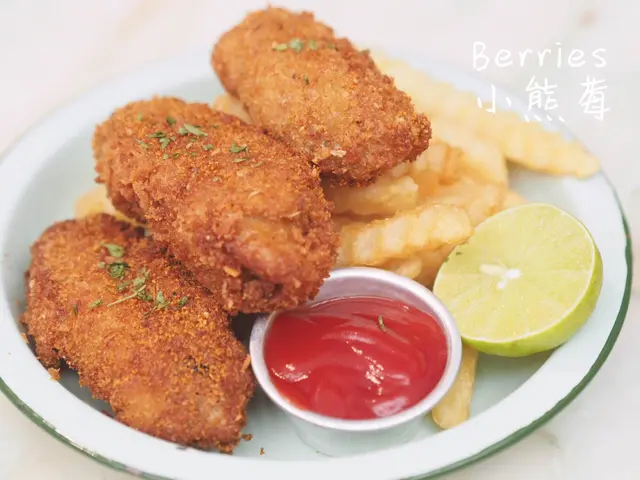 Fried Oatmeal Chicken Wings 炸燕麥雞翼伴炸薯條