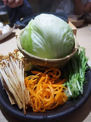 這個野菜五品盛合是必點的, 一次過吃勻: 生菜、旺菜、水菜、啡金菇、甘筍絲, 最吸晴的是整球生菜, 撕開來整片快灼便可以吃, 爽甜又有菜香, 尤如在田野鮮摘鮮吃。