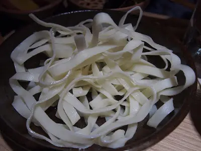 甚為滑溜, 薄薄的不會太粉感, 掛湯能力強, 真令我喜歡上寬條麵呢。