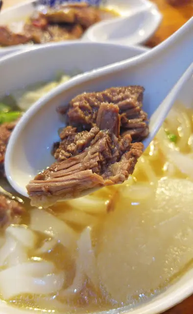 碗內的牛腩軟綿腍滑, 肉質條理分明