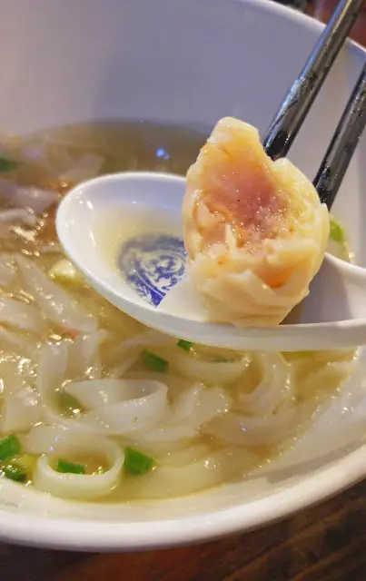 雲吞皮非常薄滑, 內裡包有蝦和豬肉餡