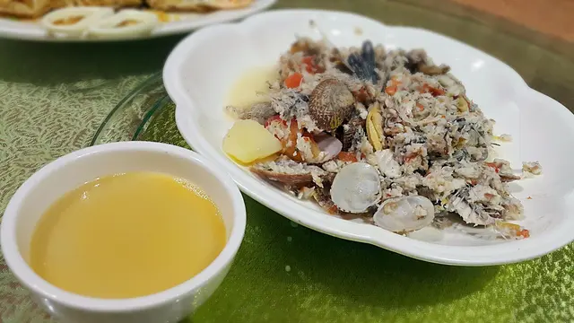 湯渣有好多魚骨丶蜆類，難怪咁鮮甜。