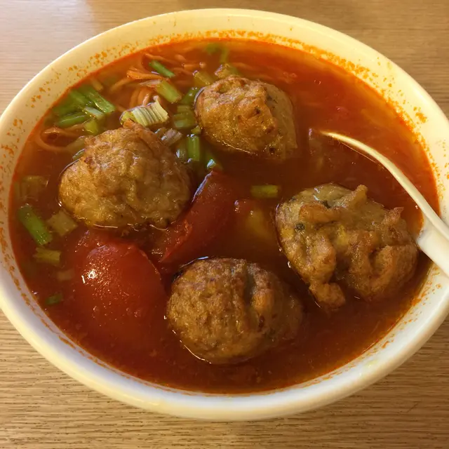 魚腐香芹蕃茄湯麵