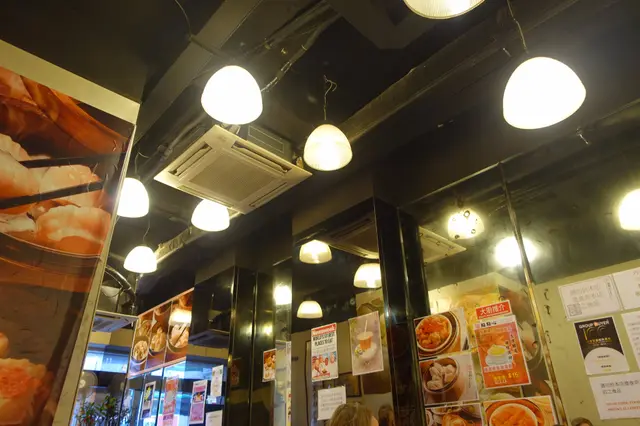 店子坐得頗為擠迫！