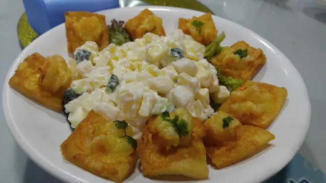 蝦多士香脆鬆化，蝦肉爽甜食得出係新鮮貨。令人驚艷嘅係個沙律，蔬菜生果薯仔比例剛好，唯一稍嫌沙律醬重手咗，少啲會仲好食。