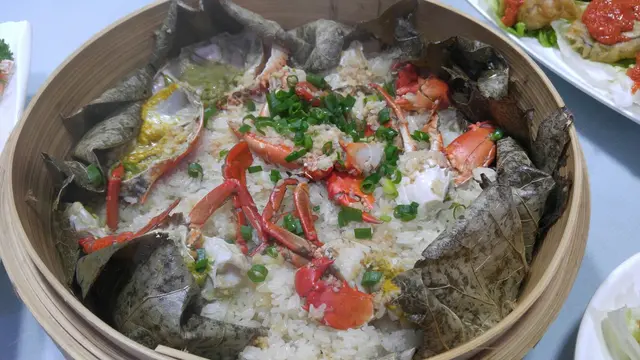 而家正值奄仔蟹季，朋友話好想食。$16/両，兩隻大約斤二。糯米飯另加: 細=$30，大=$50。係貴啲，不過唔食你就真係走寶喇。奄仔季過後，可以用羔蟹代替。膏香肉甜，調味過嘅糯米飯都係上上之選，用蟹膏伴住食真係升仙咁。