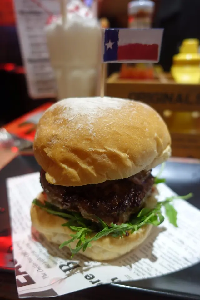 還有炸洋蔥圈、車打芝士、煙肉、 生菜...,豐富了口感層次!
