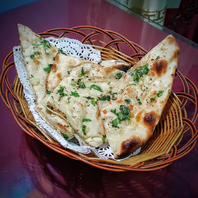 沒有蒜茸的香味，烤餅烤至香脆，餅上掃上食油，但油太多，略為油膩