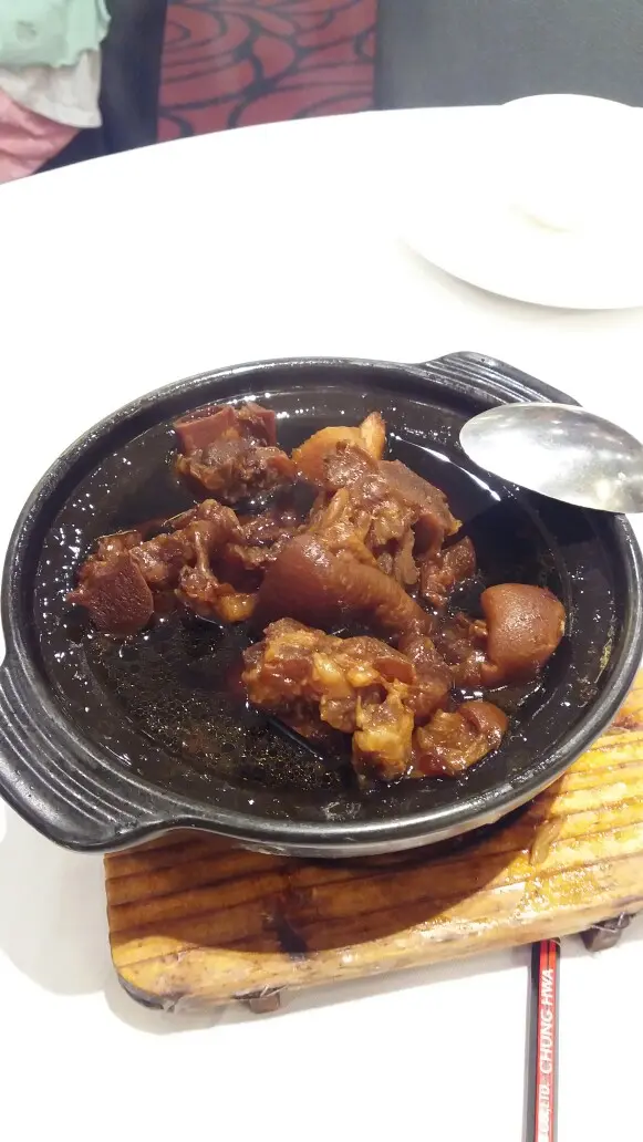 豬腳完全沒有皮肉，差不多只是骨頭