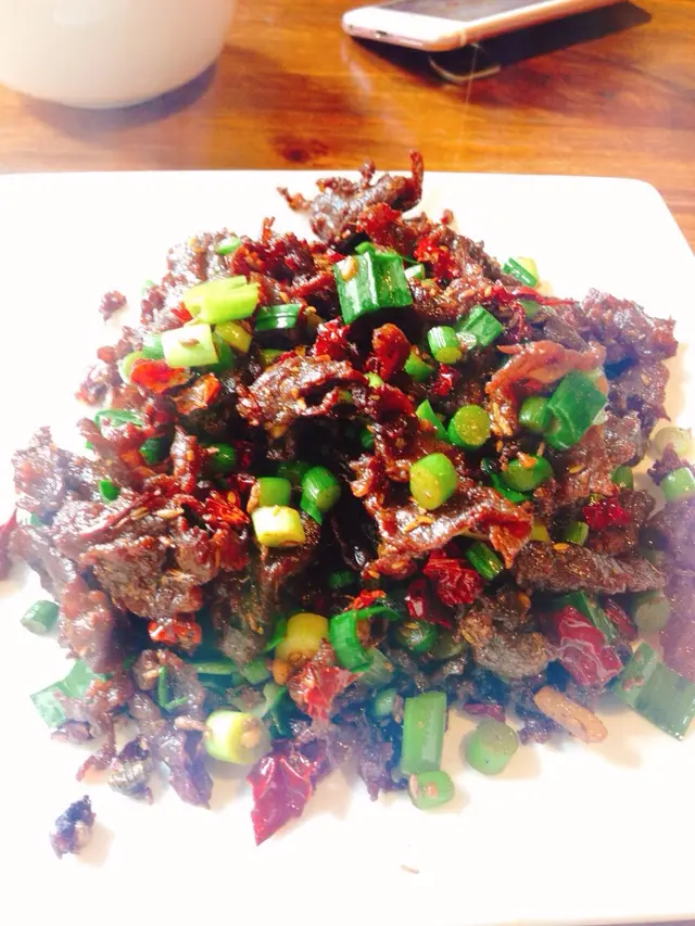 我吃過最好吃的孜然牛肉。必須大贊牛肉是牛肉乾，而不是普通的小炒醃牛肉，它是牛肉乾，所以十分有嚼勁，孜然和各種香料配的剛好，配啤酒配白飯都是絕配，如果不愛吃牛肉乾的，可能會覺得太乾，但我很愛牛肉乾所以太喜歡！