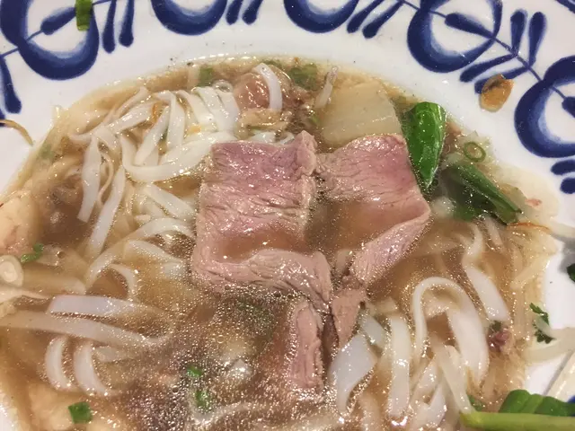 生牛肉浸在湯中15分鐘，都仲係紅色，證明湯唔夠熱，而牛肉有咬口但無牛肉味。