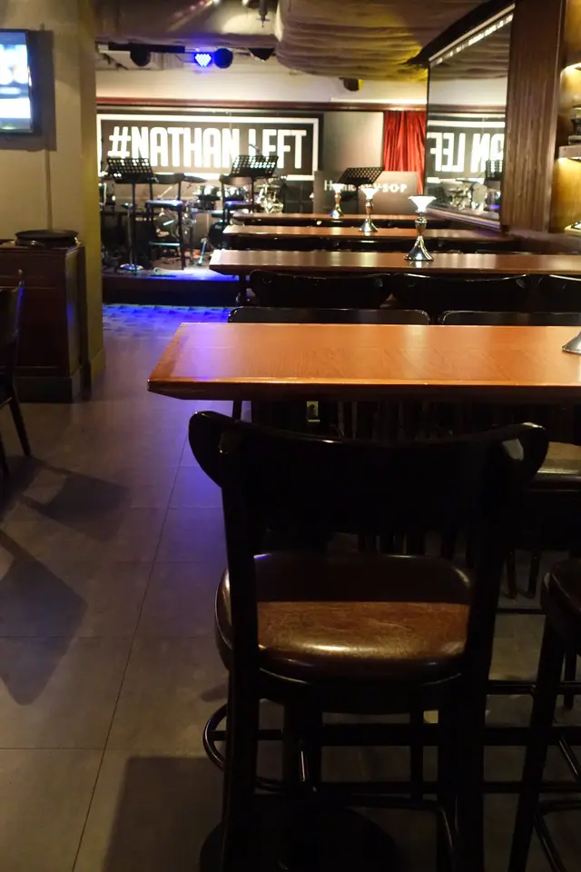 佔地一層的酒吧西餐廳地方闊落