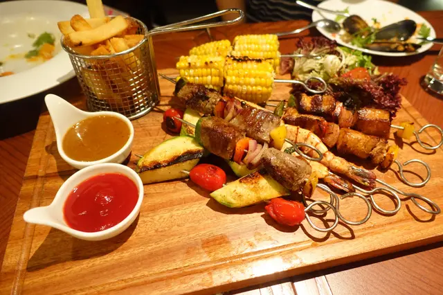 包括:西班牙黑毛豬串燒、澳洲和牛串燒、虎蝦串燒、粟米串燒、雜菜串燒配炸薯條...等等