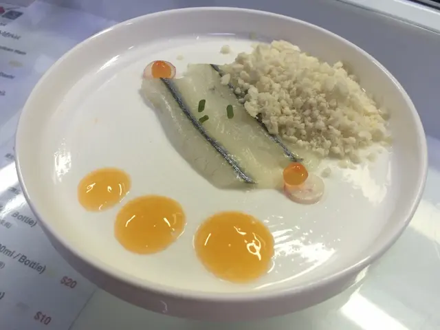 柚子醋粉末配櫻桃蘿蔔、三文魚子、針魚刺身