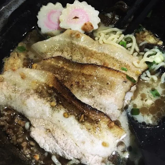 黑蒜炙燒極濃黑豚肉拉麵