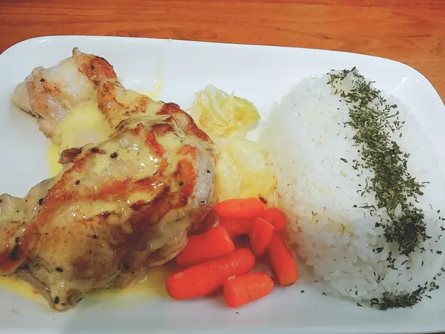 雞肉僅僅煮熟。飯偏硬。
