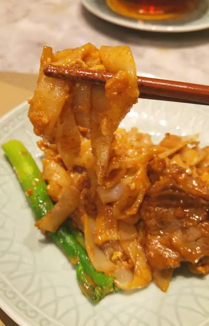 將醬汁撈勻才可令河粉均勻著色, 河粉的掛汁能力不錯, 很快就被渲染了