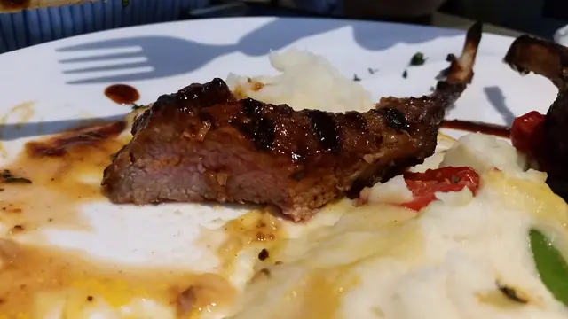 燒羊架配薄荷黑胡椒汁