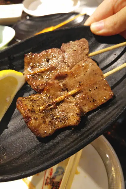 牛舌很爽口, 還灑了黑椒粒同燒, 更加香口美味