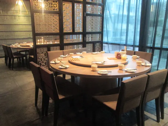 以木屏風隔着十多人大枱