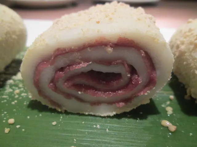 一層糯米外皮環繞著一層紅豆茸, 相當工整