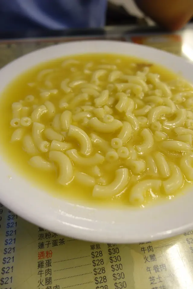 以雞湯底，通粉裝得滿滿的，滑溜又有彈性！