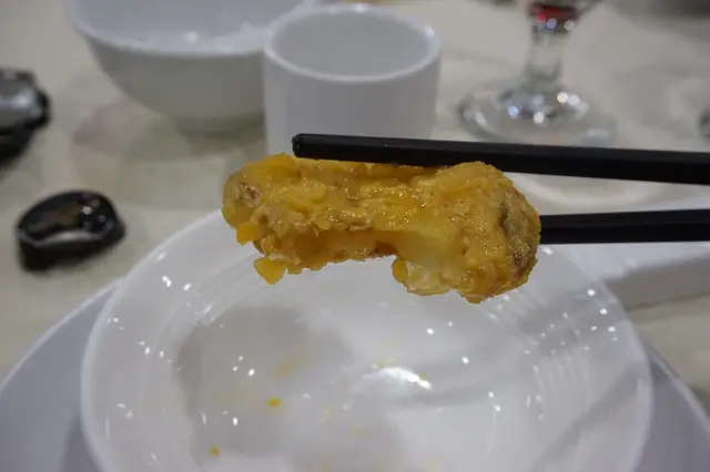 裹著金黃色的蛋黃去炸，做法和黃金蝦相似