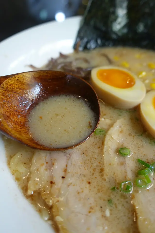 黑蒜油豚骨湯底不重口味,味道很合胃口!