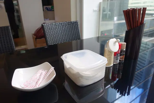 桌上已備有紙巾、牙簽、調味料等