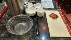 桌上有白开水任添，而且不是热得烫口的那种，对星斗市民而言是食肆少有的「德政」。