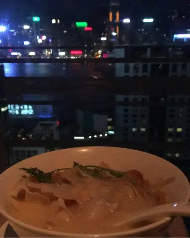 烹調手法都非常獨特，利用龍蝦濃湯配以半生熟象拔蚌烚熟，口感跟味道都非常特別