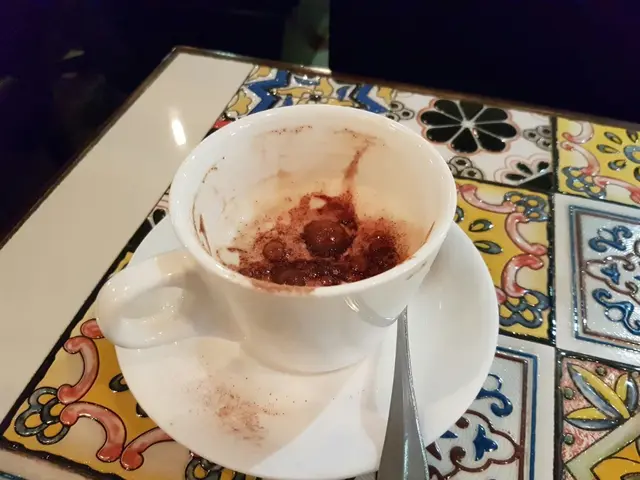 樣貌上奶泡起大泡，朱古力粉亂落，好厚粉，味淡得過份