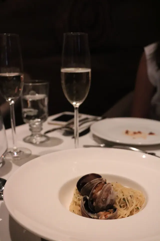 同朋友share既關係, 可以由原本只係食一個Bolognese, 而家可以試埋蜆意粉, 好在份量不多, 因為仲有主菜都未開始