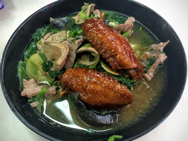 皮蛋芫茜豬潤牛肉米粉+雞翼兩隻