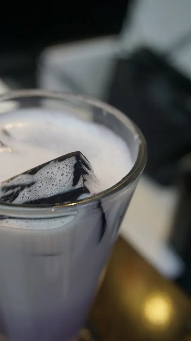 黑鑽石實是涼粉,這個配搭不得不說夠有趣,雖然不難喝,但未有相襯的感覺