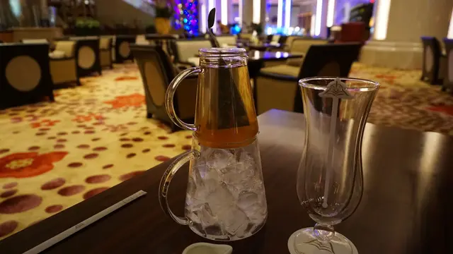 把茶倒進冰壺之內，讓其降溫，同時可注入糖水調味拌勻