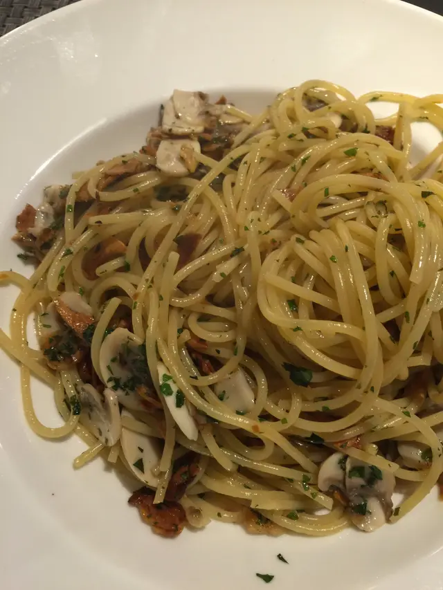 Spaghetti with Garlic & Chili   香蒜欖油辣椒意大利粉